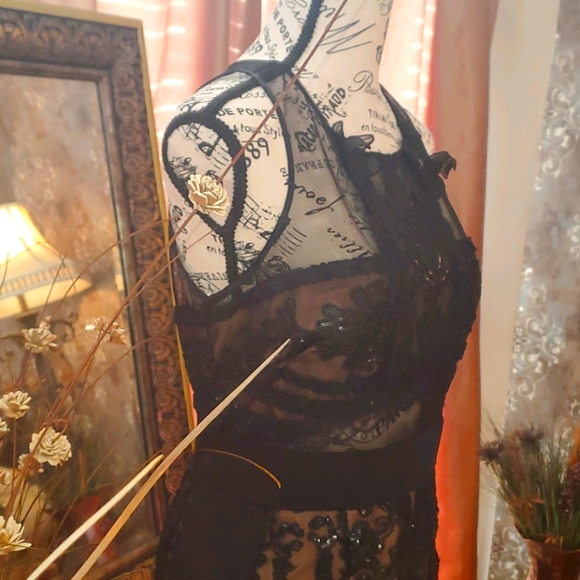 Marchesa Dresses & Skirts - Black lace sleeveless Dress